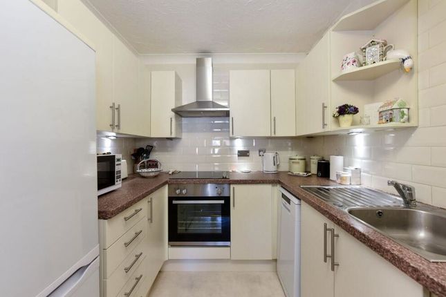 Flat 11 St. Elizabeths Court, Mayfield Avenue, Whetstone, London, N12 9HZ photo 3
