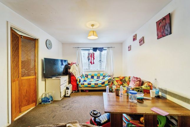 77, Burket Close, Southall photo 2