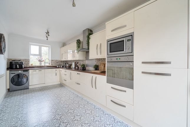 20, Lancaster Square, Lyneham photo 4