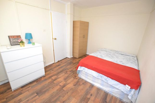 Thumbnail Room to rent in Cable Street, London
