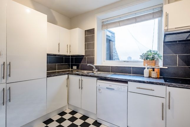 Flat to rent in Penthouse Strathmore Court, Park Road, London