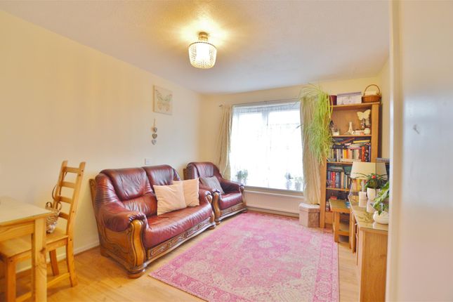 36, Pennine Road, Slough photo 4