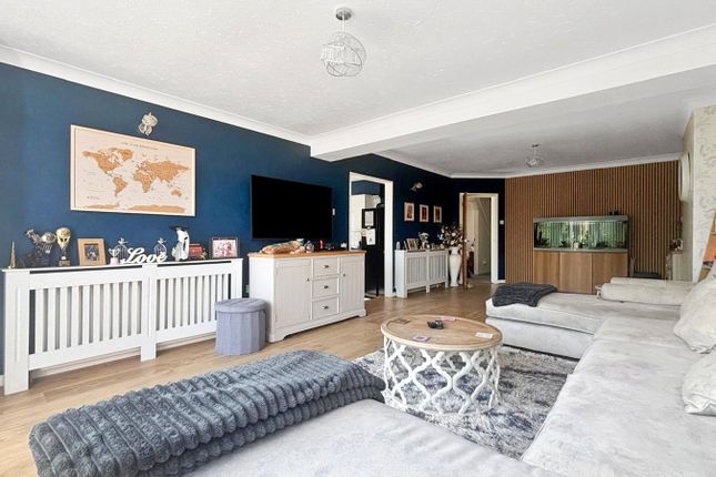 16, Silver Birch Close, Kent photo 3