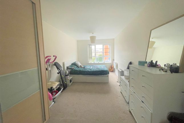 Lincoln Court, Farnborough photo 4