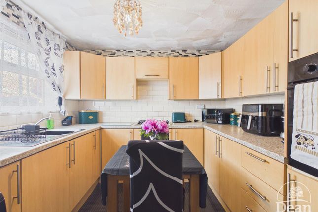 5, Mapledean, Cinderford photo 3