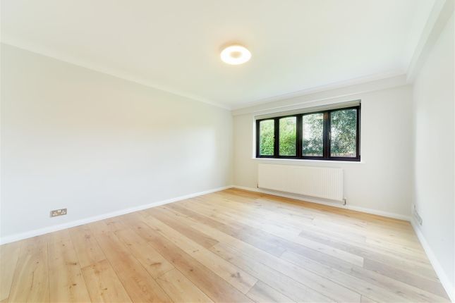 Flat for sale in Bridge Road, Epsom