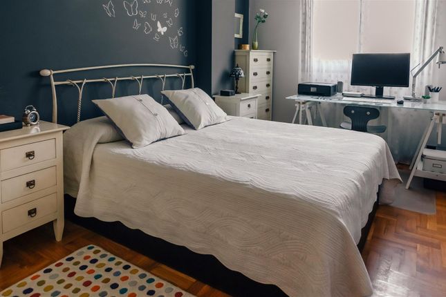 Double-Bedroom-With-Home-Office-2025-03-17-11-46-4