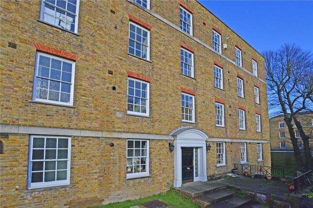 Flat to rent in Point Close, Greenwich, London