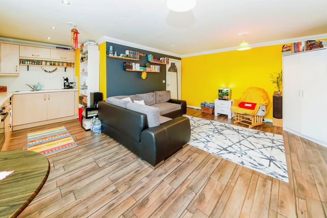 Flat 1, Kitsbridge House, Brookhill Road, Crawley photo 4