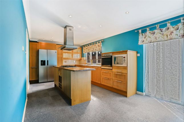18, Ross Court, West Calder photo 4