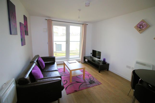 Flat to rent in Guildford Road, Woking, Surrey