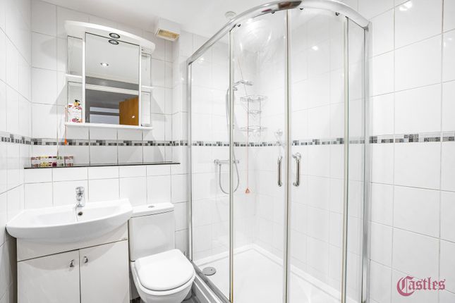 13 Everard Court, Crothall Close, London photo 5