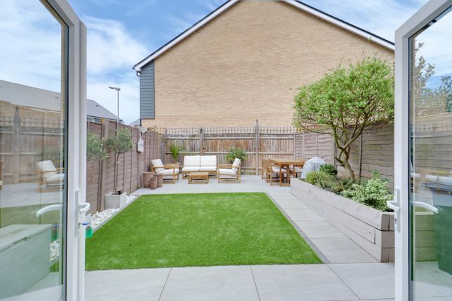 32, Haven Road, Rainham photo 3
