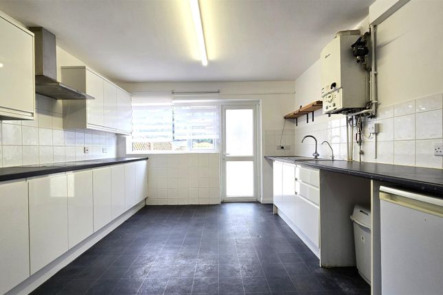 29, Queens Drive, Waltham Cross photo 2