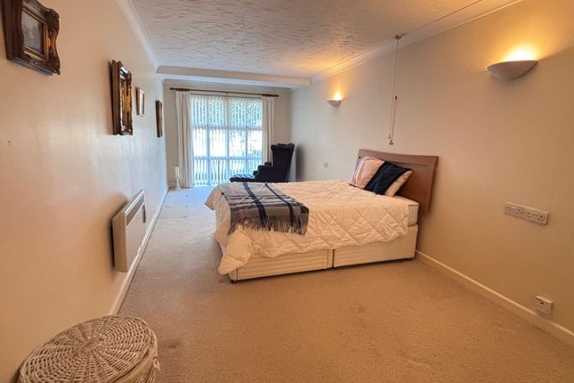 Flat 12, Castlemeads Court, Gloucester photo 5