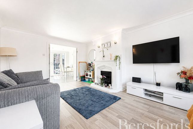5, Esmond Close, Rainham photo 2