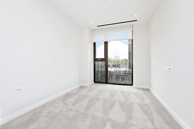 Flat to rent in 1 Parkland Way, London