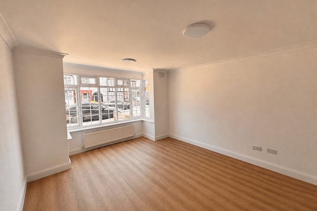 33 Parkfield Avenue, Hillingdon, Uxbridge photo 2