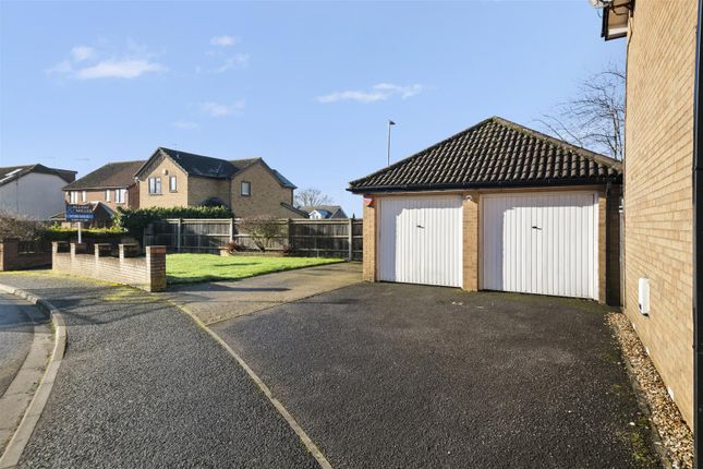 15, Anderson Close, Uxbridge photo 2