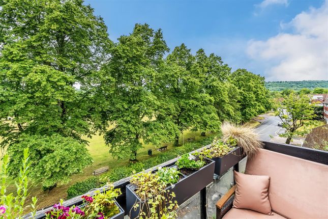 8, Oakleigh Court, Oxted photo 3