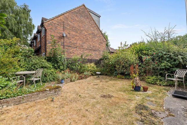 6 Badgers Meadow, Aylesbury photo 4