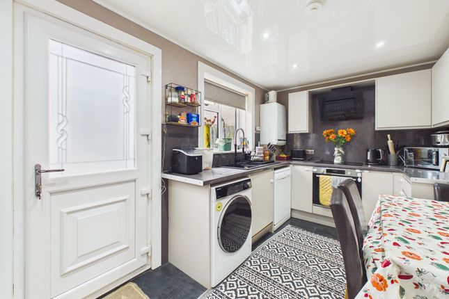 21, Eastern Crescent, Kilbirnie photo 4