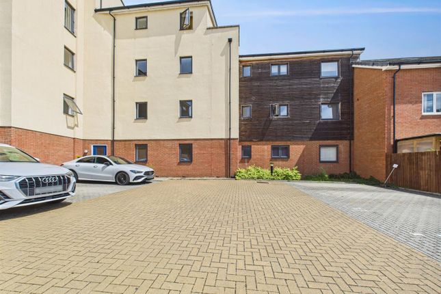 2-bed flat on 17, Quercetum Close, Aylesbury, £184,000