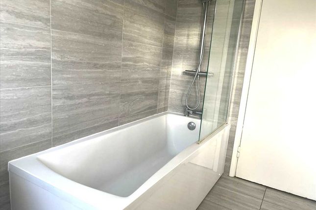 11, Dennis Gardens, Stanmore photo 5