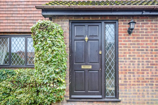 11, Badgers Croft, Broxbourne photo 2