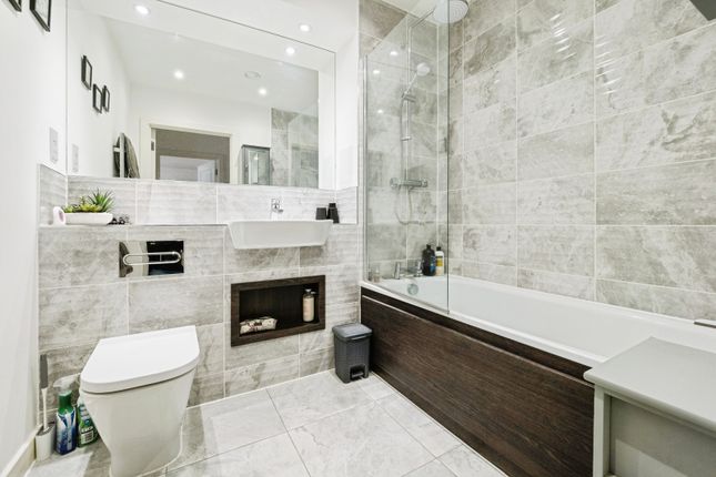 Flat 17, 24, Mahindra Way, London photo 4