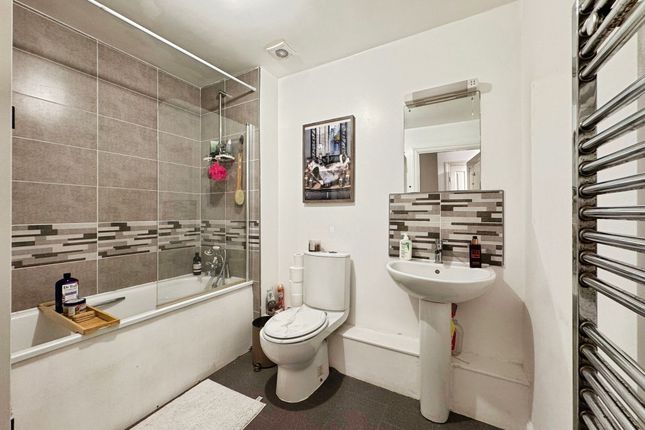 16 King George Crescent, Wembley photo 4