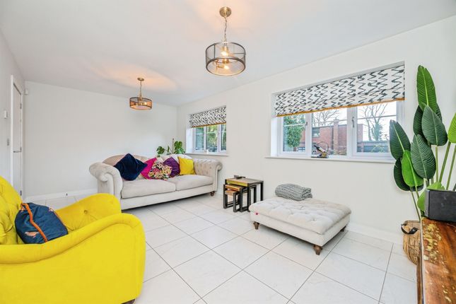 8, St. Marys Close, Sedgley photo 3