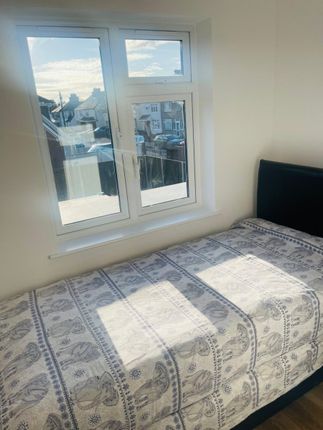 Room 5, 63 North Hyde Road,, Hayes photo 4
