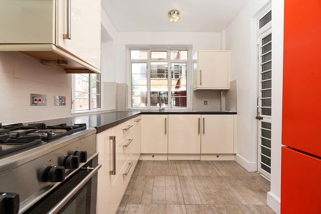 18, St James Close, Prince Albert Road photo 3