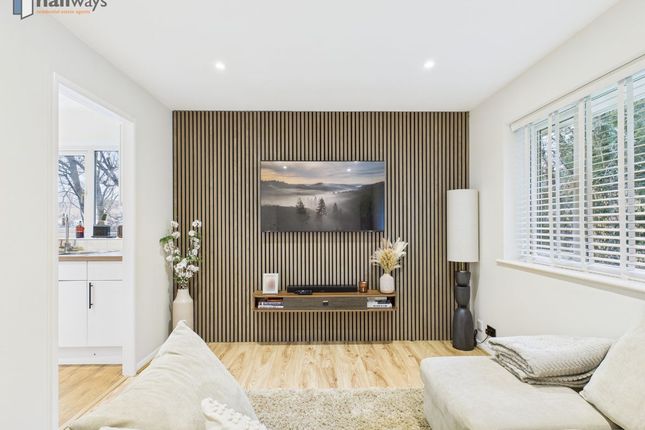 7 Whitegates, Whyteleafe photo 3