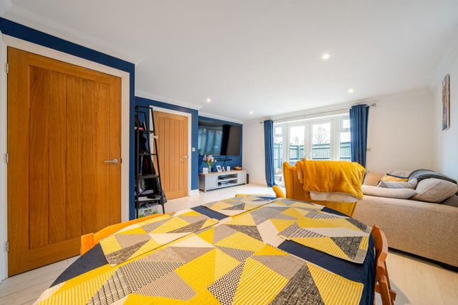 2 CHADWICK STREET, High Wycombe, High Wycombe photo 4