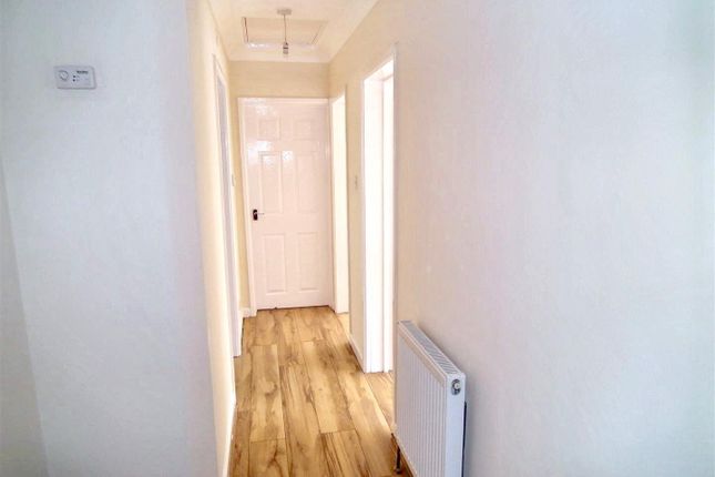 18, Bowling Green Avenue, Northants photo 2