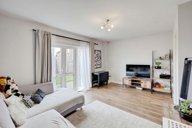 5, Dunlop Close, Tilbury photo 2