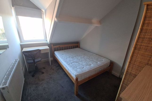 Cozy Single Bedroom With A Large Skylight Window P...