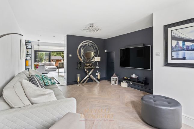 21 Hawarden Close, Crawley photo 3