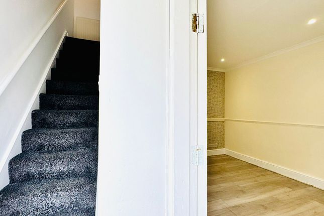 212, Oval Road North, Dagenham photo 5