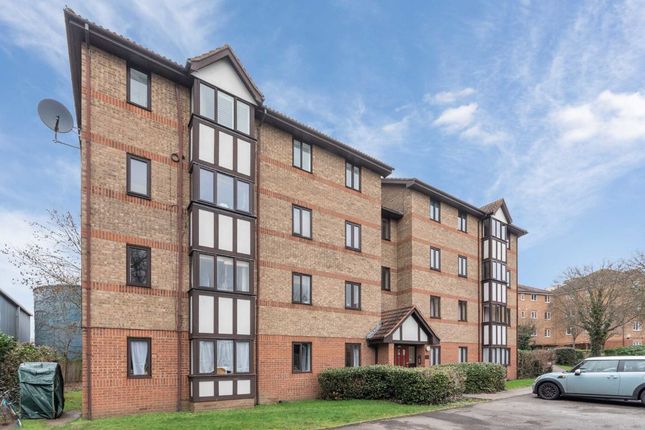 Flat for sale in Varsity Drive, Twickenham