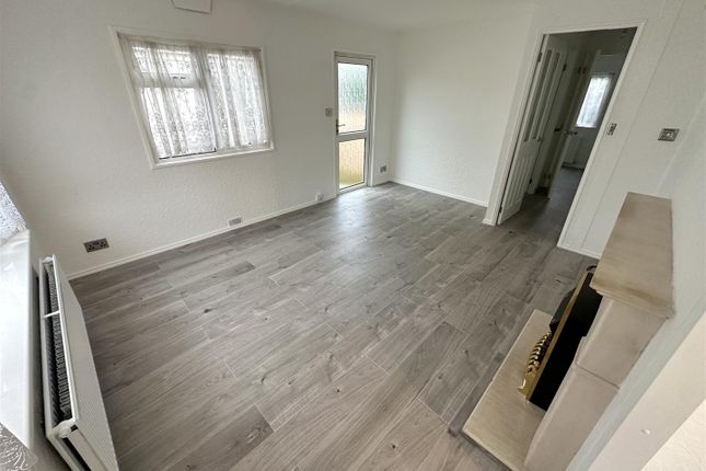 6, The Spinney, Sacketts Grove, Clacton-On-Sea photo 3