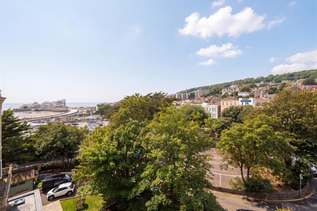 Flat 4, 8, Royal Crescent, Weston-Super-Mare photo 3
