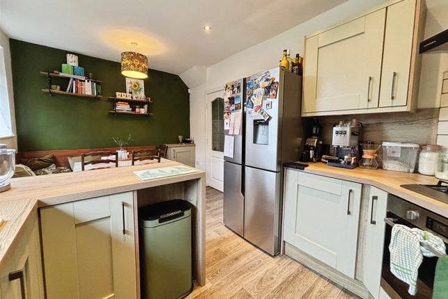 Larch Hill Crescent, Bradford photo 4