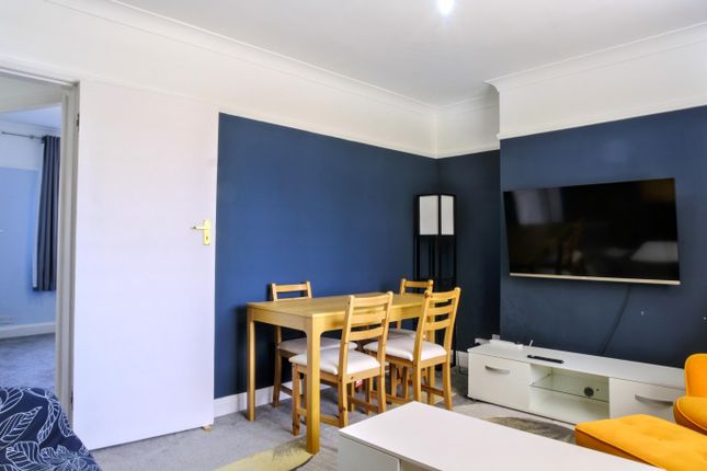 14, Springfield Court, London photo 2