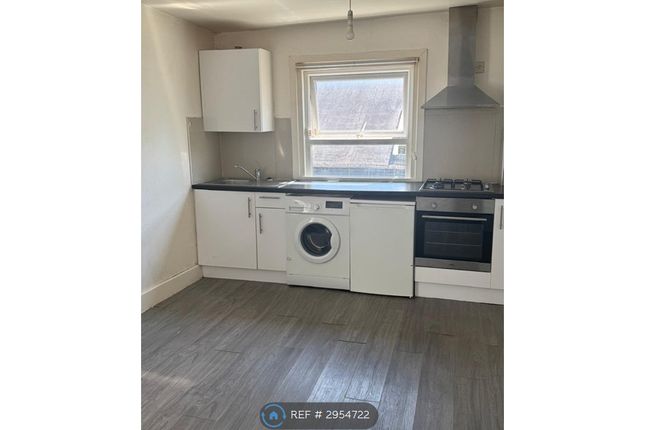 Studio flat on Flat, The Vale, London, £1,120/mo
