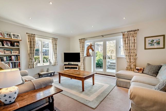 6, Holmes Field Court, Farnham photo 2