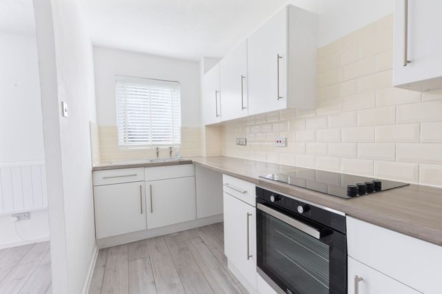 2 Millais Close, Crawley photo 3