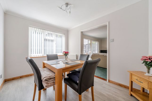 4, Harlands Grove, Orpington photo 3
